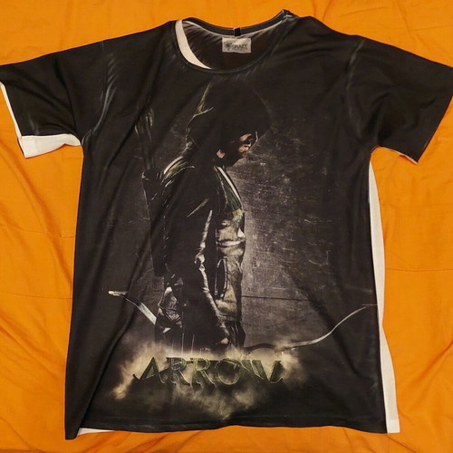 Black and white Arrow T-shirt size L like new