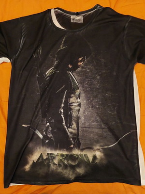 Black and white Arrow T-shirt size L like new