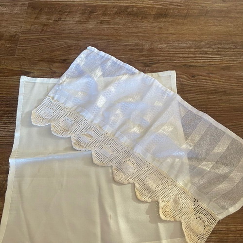 Set of 2 table linens like new
