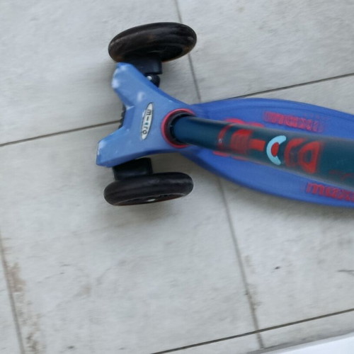 Micro Maxi kids scooters used, pack of 2, light-up wheels