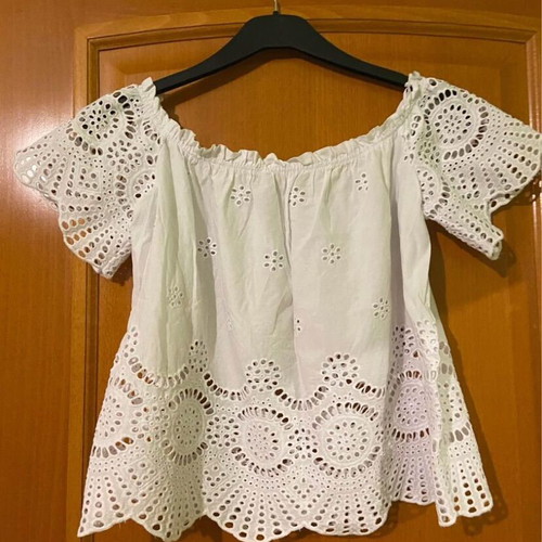 Stradivarius white top with perforated design and off-shoulder like new, size S