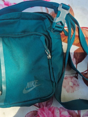 Τσαντάκι μέσης της Nike με τέσσερις θήκες σαν καινούργιο, γαλαζοπράσινο