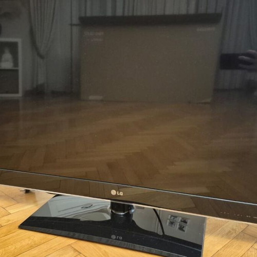 LG 42lv4500 Full HD TV with Google Chromecast gift like new