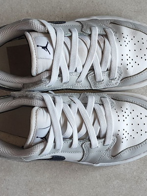 Jordan sneakers size 33 like new, white with scratches