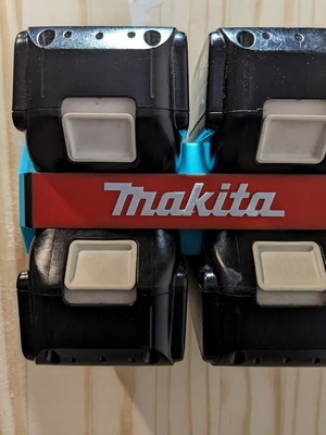 Επιτοίχια βάση 4 μπαταριών Makita 18V κατόπιν παραγγελίας