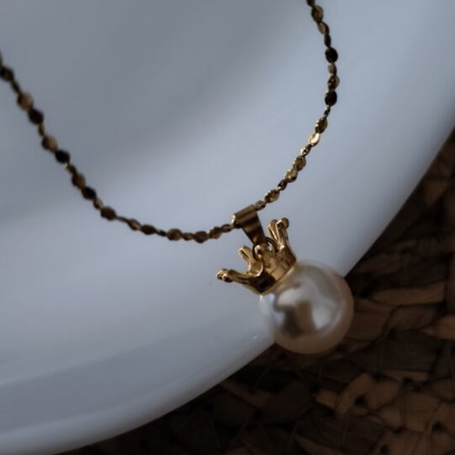Pearl necklace with crown pendant