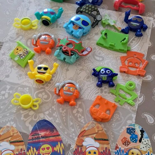 Emoji figures used, set of 11 pieces