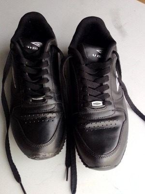 Αθλητικά Umbro μαύρα ν.39 καινούργια με μικρή επισκευή στη σόλα