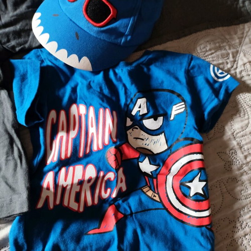 Captain America T-shirt 96cm used with shark cap