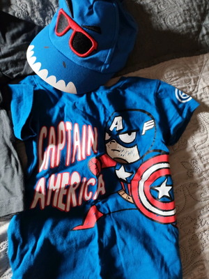 Captain America T-shirt 96cm used with shark cap