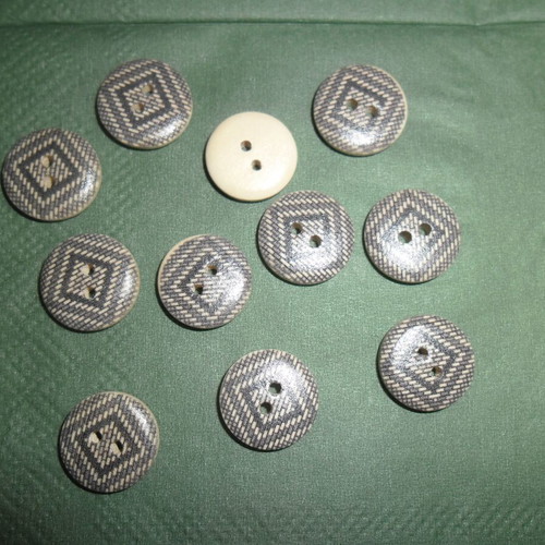 Buttons new, pack of 39 with 5 designs
