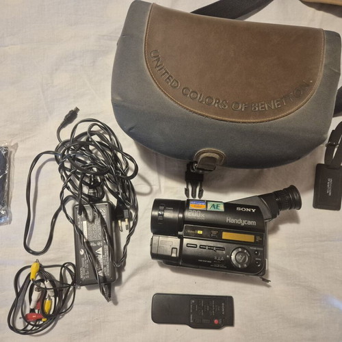 Sony Handycam CCD-TR416 Video8 XR camcorder with Benetton bag and accessories