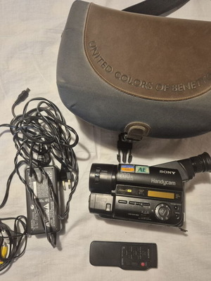 Sony Handycam CCD-TR416 Video8 XR camcorder with Benetton bag and accessories