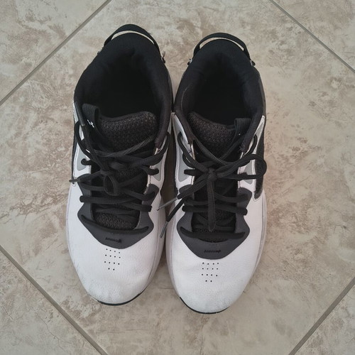 Under Armour basketball shoes like new, size 39-40, black and white