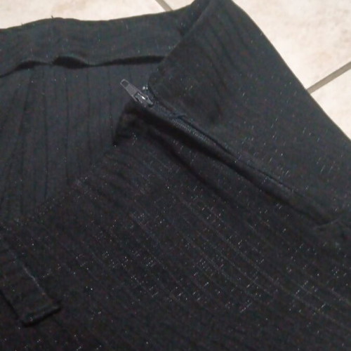 Capri pants with side zipper, black