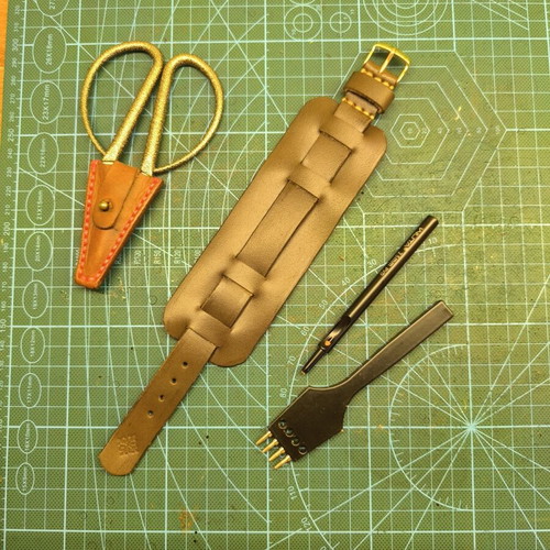 Handmade leather watch strap with integrated cuff for Citizen Bullhead