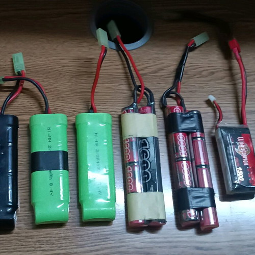 Airsoft μπαταρίες μεταχειρισμένες με τρεις φορτιστές