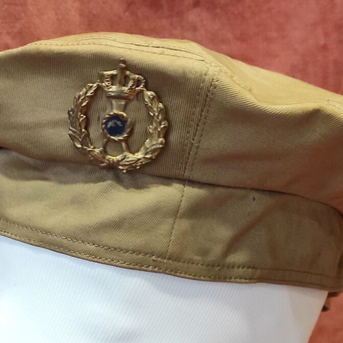 RARE BRITISH TYPE WWII SUMMER BERET in excellent condition (120 euros).