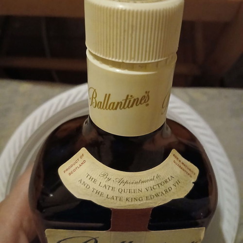 Ballantine's Finest Scotch Whisky 700ml like new, sealed vintage bottle