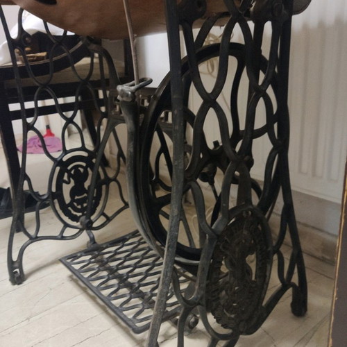Singer sewing machine used vintage, authentic from 1910