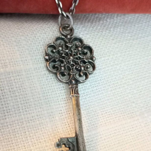 Silver necklace 925 vintage like new with 5.5cm pendant