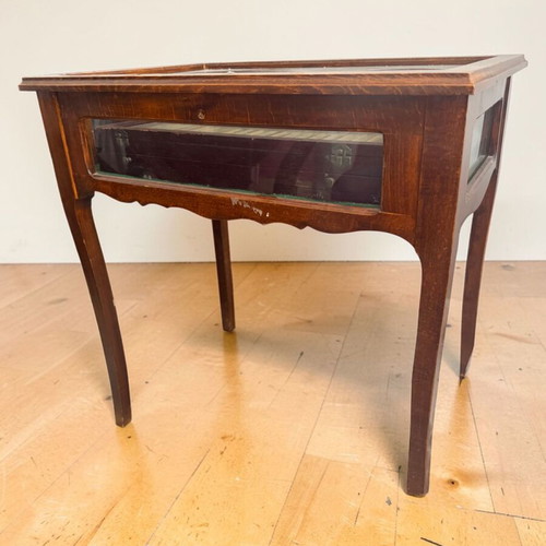 Display table with collectible pens like new, mahogany wood