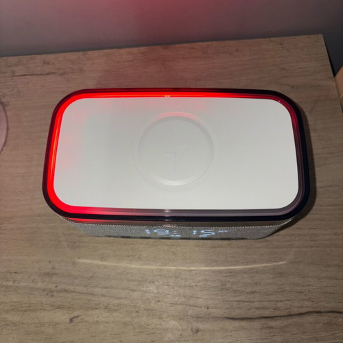 Smart speaker like new with Bluetooth, alarm clock and wireless charging