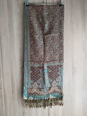 Шарф в многоцветен десен