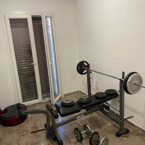 Weight bench and barbell set used with weights (3 x 20, 4 x 5, 5 x 2.5, 1 x 1.25kg)