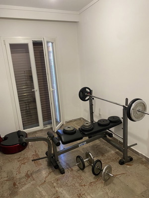 Weight bench and barbell set used with weights (3 x 20, 4 x 5, 5 x 2.5, 1 x 1.25kg)