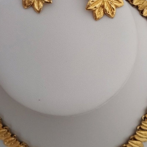 Vintage leaf necklace with clip-on earrings like new, gold tone