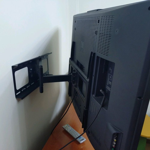 Sony Bravia 40" TV used with wall mount up to 55"