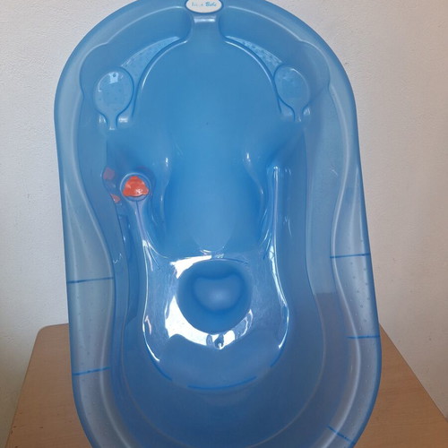 Baby bath tub with water thermometer, like new