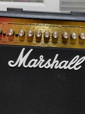 Ενισχυτής Κιθάρας Marshall MG 100 DFX σε υπερ άριστη κατάσταση με πεταλιέρα και δερμάτινο κάλυμμα