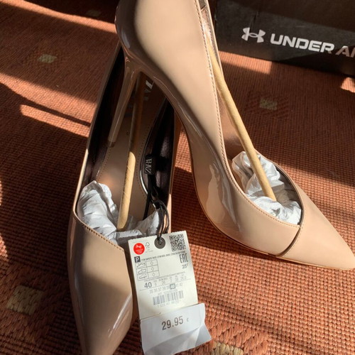 Zara Women Patent Finish High Heel Shoes new, size 40, beige