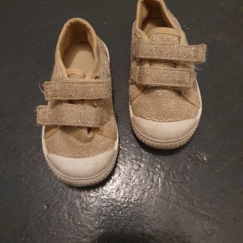 Children's athletic shoes used, size 23, gold