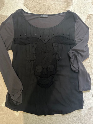 Zara W&B Top like new with embroidered detail and beads, size M