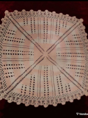 Tablecloth in pale pink and ecru, hand-crocheted, new