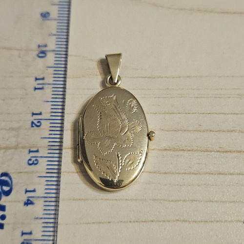 Gold pendant locked 14K like new
