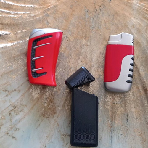 Vintage Marlboro collectible lighters like new with metal case