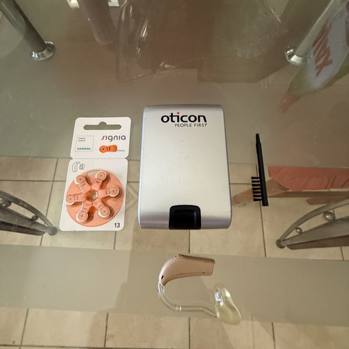 Oticon Fwift 70 hearing aid used, single, with case and batteries