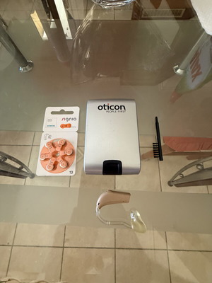 Oticon Fwift 70 hearing aid used, single, with case and batteries