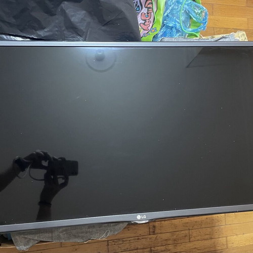 LG TV 32 inches used with wall mount