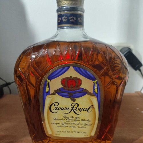 Crown Royal Fine De Luxe Blended Canadian Whisky new, 1 liter vintage bottle