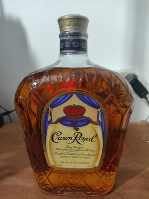 Crown Royal Fine De Luxe Blended Canadian Whisky new, 1 liter vintage bottle