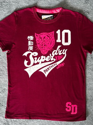 Superdry Limited Edition Panthers Tokyo T-Shirt μέγεθος L σαν καινούργιο, μπορντό