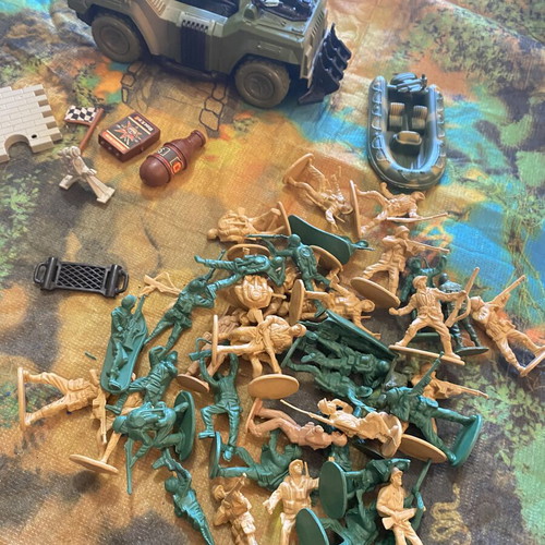 Toy soldiers like new, pack