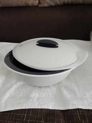 Tupperware container 3.1 liters, keeps food warm longer