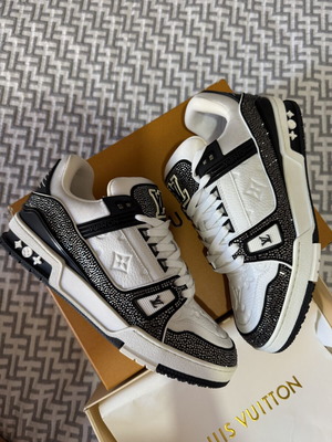 Louis Vuitton sneakers size 41 like new black and white