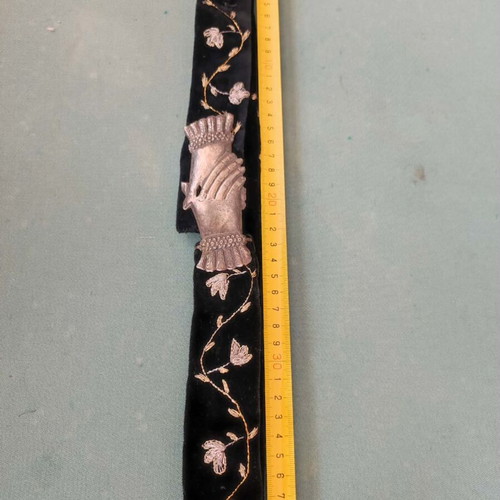 Embroidered velvet belt with silver clasp, two hands